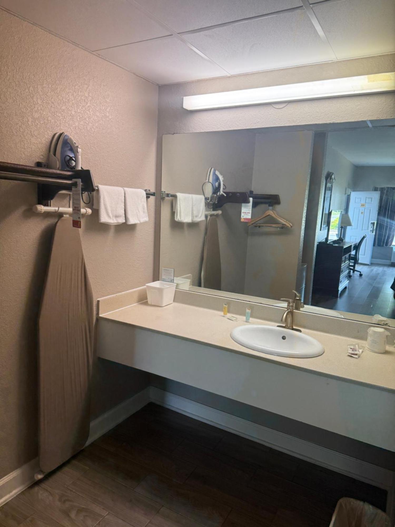 Super 8 By Wyndham Petersburg Motel Kültér fotó